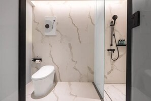 淋浴设施、吹风机、毛巾、肥皂