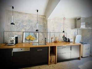 Frigorífico, horno, placa de cocina y lavavajillas