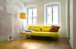 Fernseher, Bücher, Musikbibliothek, Stereoanlage