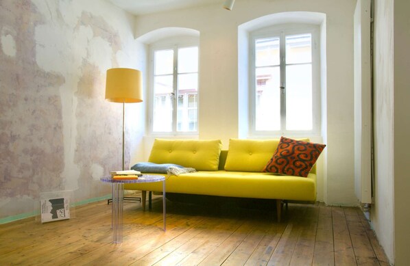 Televisión, libros, biblioteca de música, estéreo