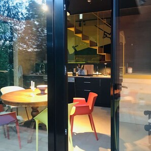Outdoor dining - Burgstrasse Apartment West with garden and sauna (Altleiningen)