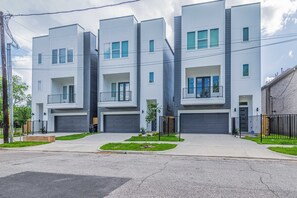 Exterior - Contemporary Houston Retreat < 2 Mi to Dtwn! (Houston)