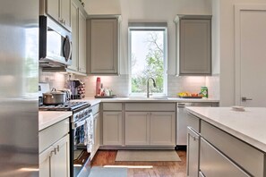 Fridge, microwave, oven, stovetop - Contemporary Houston Retreat < 2 Mi to Dtwn! (Houston)