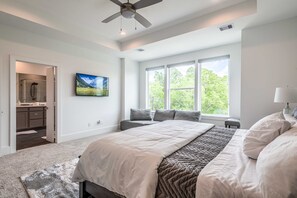 3 bedrooms, iron/ironing board, WiFi, bed sheets - Contemporary Houston Retreat < 2 Mi to Dtwn! (Houston)