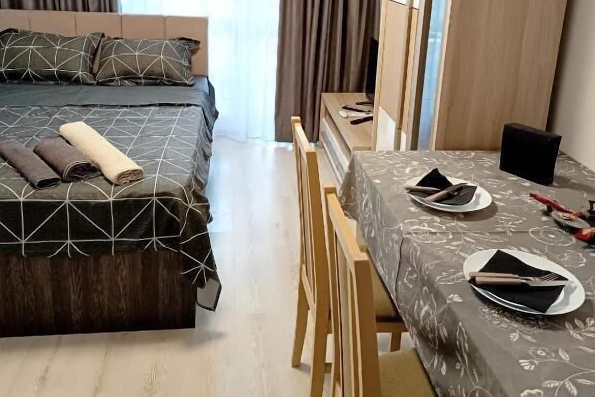 Habitación doble Deluxe, balcón, vista a la ciudad | Cortinas blackout, tabla de planchar con plancha y wifi gratis