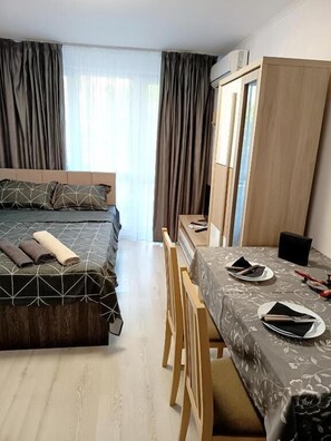 Habitación doble Deluxe, balcón, vista a la ciudad | Cortinas blackout, tabla de planchar con plancha y wifi gratis 