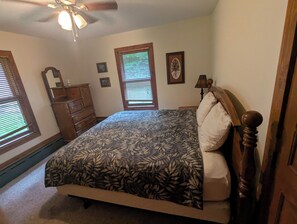 Tabla de planchar con plancha y ropa de cama