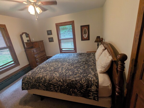 Tabla de planchar con plancha y ropa de cama 