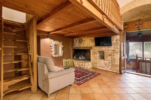 Una televisión, una chimenea