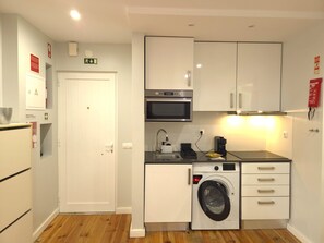 Refrigerador, microondas, cafetera y tetera y utensilios de cocina 