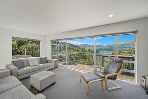 TV - Harbour Crest Retreat - Lyttelton Holiday Home (Lyttelton)