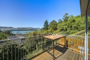 Property grounds - Harbour Crest Retreat - Lyttelton Holiday Home (Lyttelton)