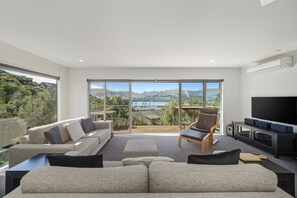 TV - Harbour Crest Retreat - Lyttelton Holiday Home (Lyttelton)