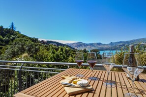 Outdoor dining - Harbour Crest Retreat - Lyttelton Holiday Home (Lyttelton)