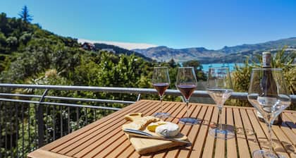 Harbour Crest Retreat - Lyttelton Holiday Home