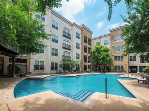 Outdoor pool - Cozy 1-bedroom apartment in Austin fitness room minutes from Downtown (Austin)