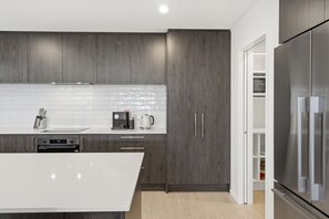 Refrigerador, microondas, lavavajillas y cafetera y tetera 