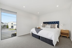 Tabla de planchar con plancha, wifi y ropa de cama 