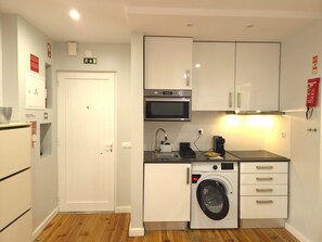 Microwave, coffee/tea maker, cookware/dishes/utensils - Sesimbra Terrace Escape By Gt House (Sesimbra)