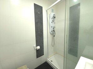 Shower, towels - Sesimbra Terrace Escape By Gt House (Sesimbra)