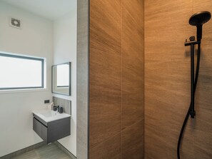 Shower, hair dryer - Sun and Sea Sanctuary - Whitianga Holiday Home (Whitianga)
