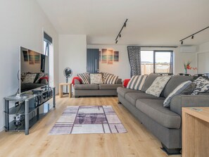 TV - Sun and Sea Sanctuary - Whitianga Holiday Home (Whitianga)