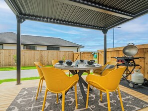 Outdoor dining - Sun and Sea Sanctuary - Whitianga Holiday Home (Whitianga)