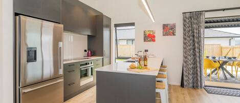 Jääkaappi, mikroaaltouuni, astianpesukone, kahvin-/teenkeitin