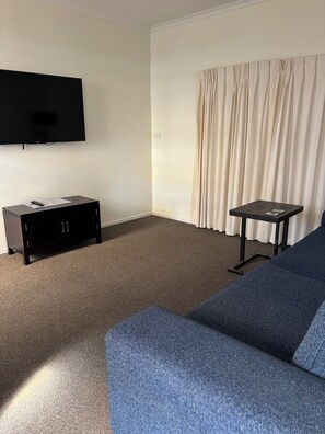 Living area -  10 minutes to a beautiful beach (Papamoa Beach)