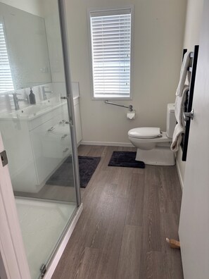 Shower, hair dryer, towels, soap -  10 minutes to a beautiful beach (Papamoa Beach)