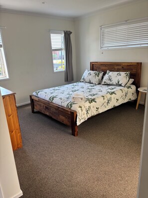 Iron/ironing board, WiFi, bed sheets -  10 minutes to a beautiful beach (Papamoa Beach)