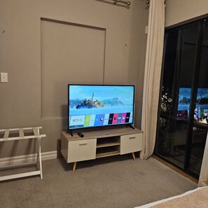 Tabla de planchar con plancha, wifi gratis y ropa de cama 