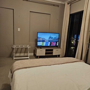 Iron/ironing board, free WiFi, bed sheets - Discover this charming hideaway nestled in one of Joburg's most vibrant suburbs. (Sandton)