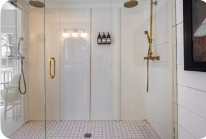 Toallas, jabón, papel de baño 