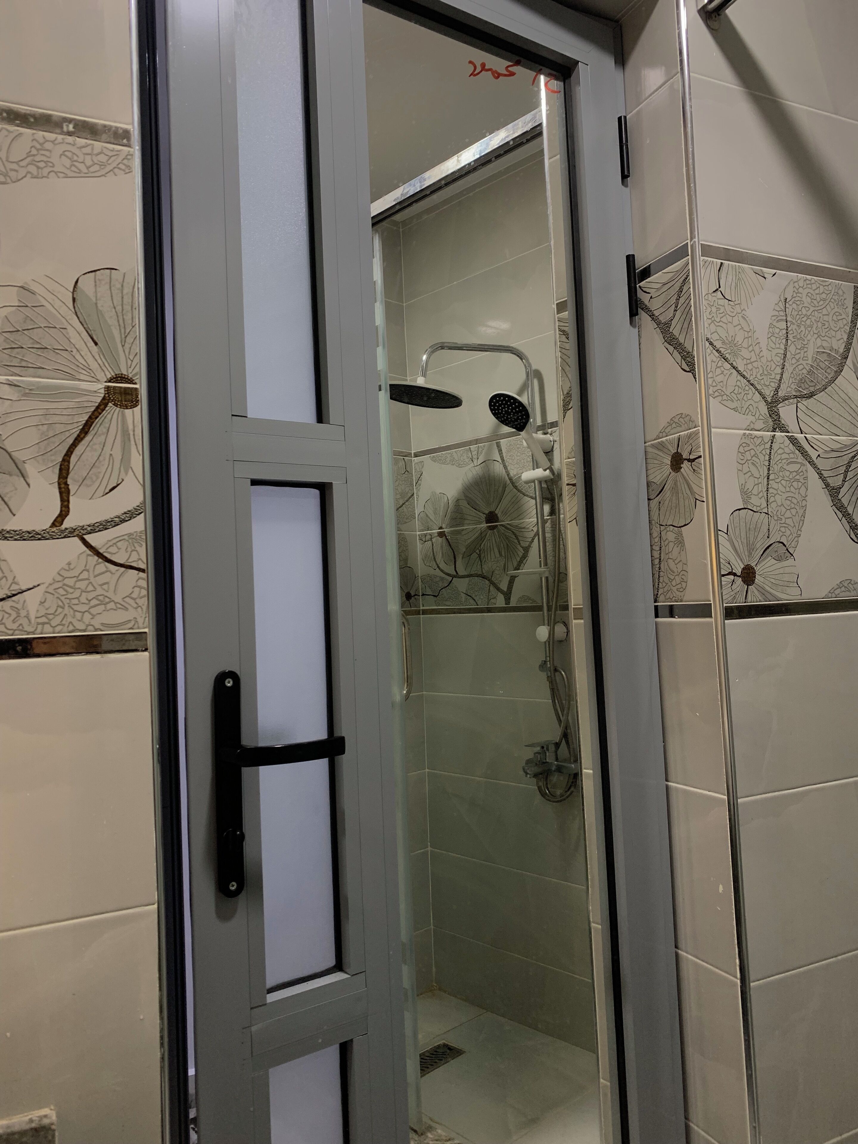 Regadera, toallas, jabón, papel de baño 