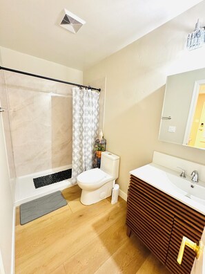 Haartrockner, Handtücher, Toilettenpapier