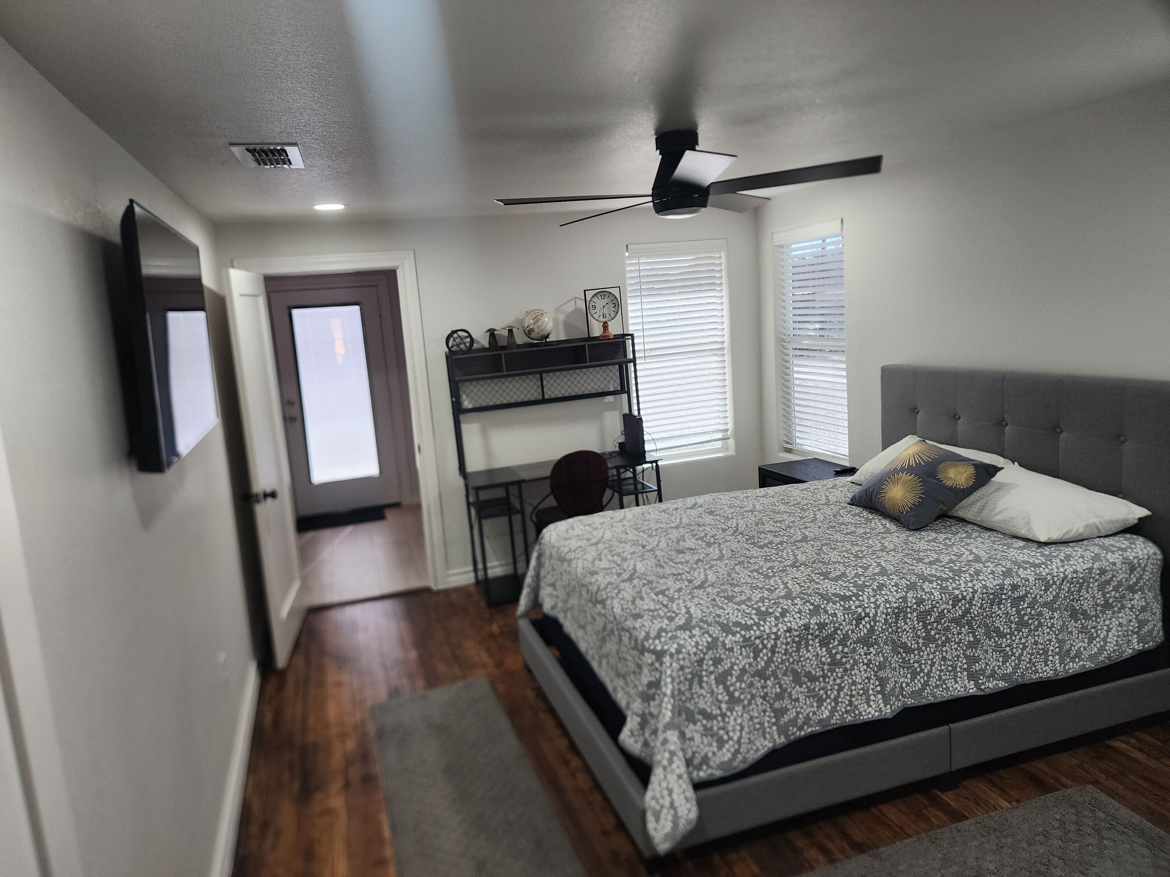 2 chambres, bureau, fer et planche à repasser, accès au Wi-Fi (inclus)