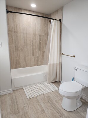 Douche, sèche-cheveux, serviettes fournies, savon