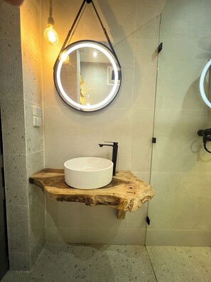 Shower, hair dryer, towels, soap - Red House A (Essaouira)