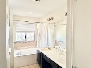 Maison Familiale, vue jardin | Salle de bain | Articles de toilette gratuits, savon, shampoing, papier toilette