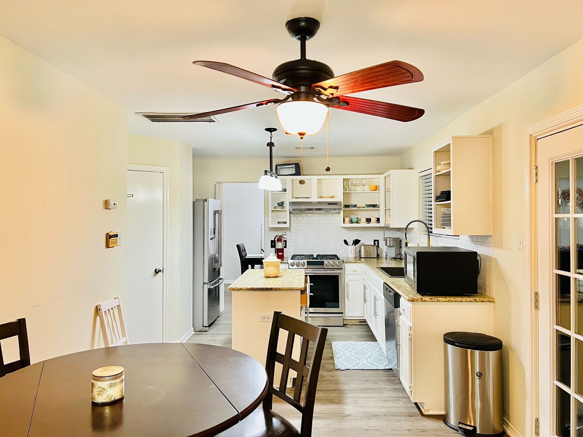 Maison Familiale, vue jardin | Cuisine privée | Grand réfrigérateur, micro-ondes, four, plaque de cuisson