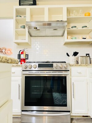 Maison Familiale, vue jardin | Cuisine privée | Grand réfrigérateur, micro-ondes, four, plaque de cuisson