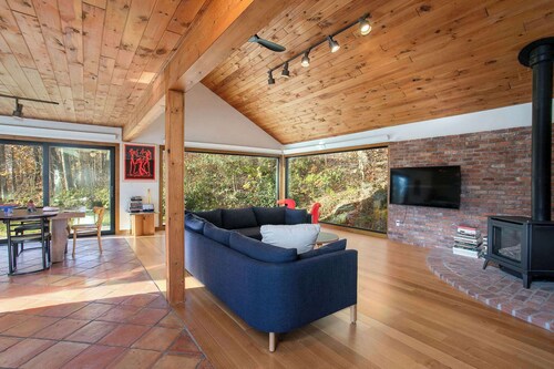 Light-Filled GB Oasis, Trails, Lake, Fireplace
