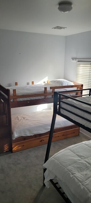 5 bedrooms, desk, iron/ironing board, travel cot - Huge Home, Sleeps 24, Hot Tub, Pool Table (Harrisonville)