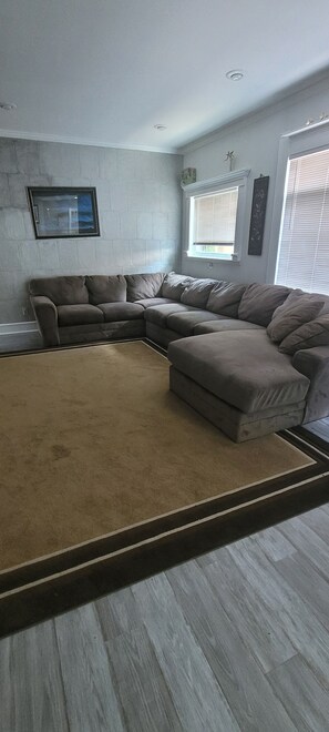 Living area - Huge Home, Sleeps 24, Hot Tub, Pool Table (Harrisonville)