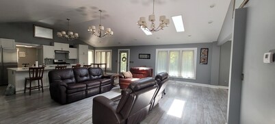 Huge Home, Sleeps 24, Hot Tub, Pool Table