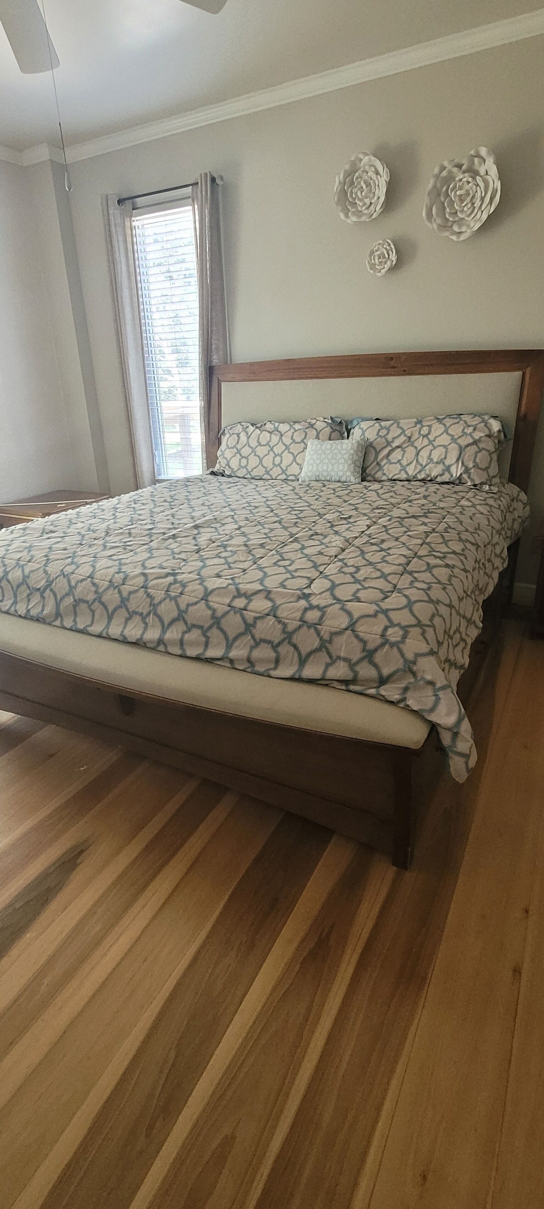 5 bedrooms, desk, iron/ironing board, travel cot