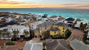 Een woongebied aan de kust met huizen, waarvan sommigen balkons hebben en uitzicht op de zee.