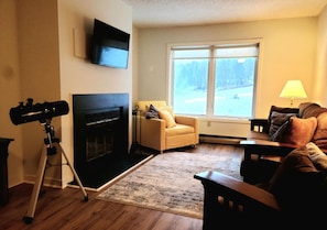 TV, fireplace, ping pong - Magic Mountain Ski Resort Condo in Londonderry, VT (Londonderry)