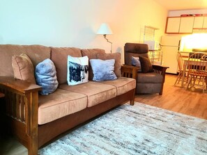 TV, fireplace, ping pong - Magic Mountain Ski Resort Condo in Londonderry, VT (Londonderry)